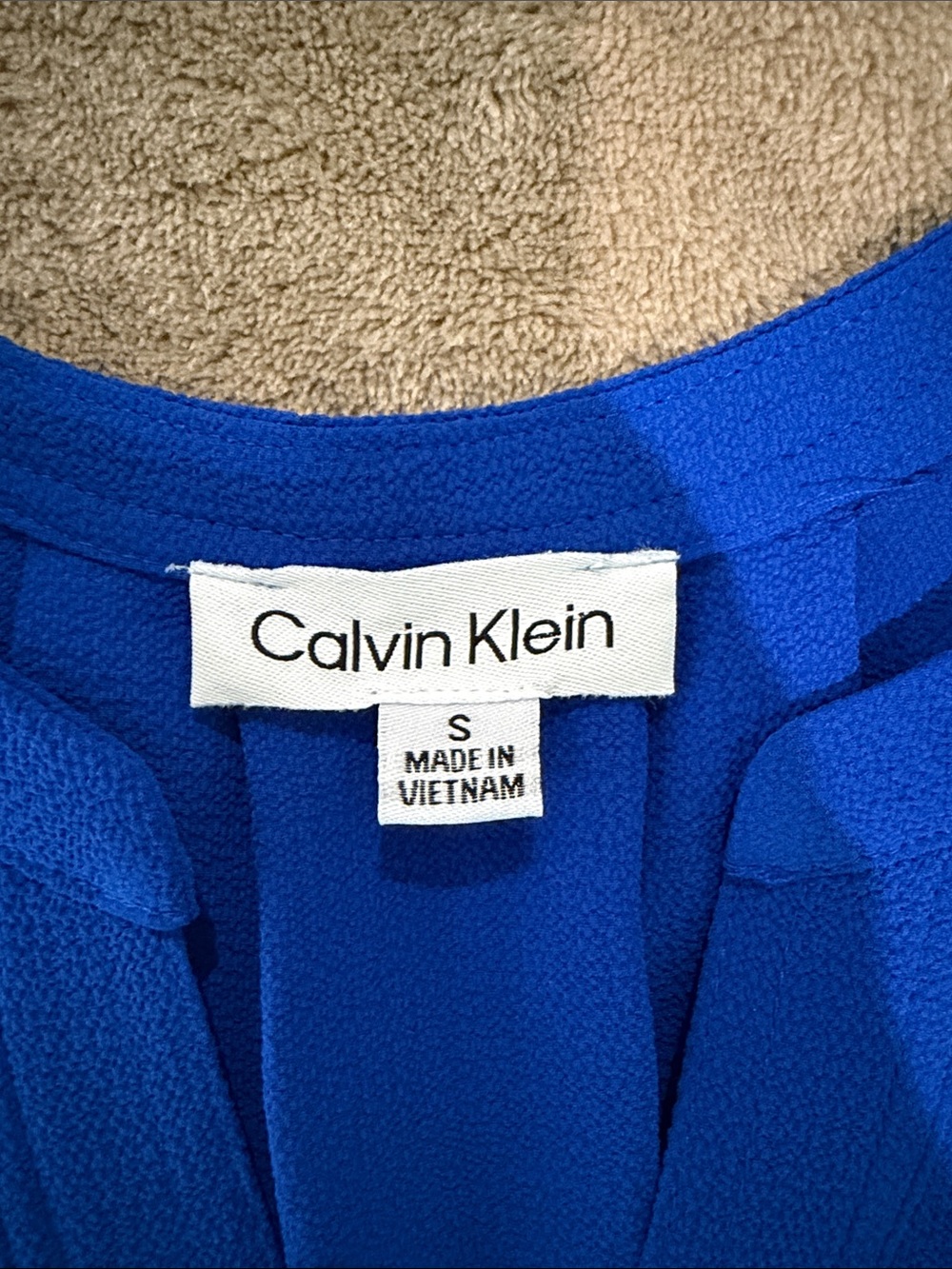 Calvin Klein Cobalt Blue Short Sleeve Split-Neck Blouse. Size Small. - Picture 5 of 7